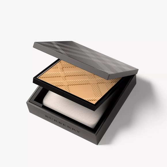 Burberry Matte Glow Compact Light Neutral N0. 40